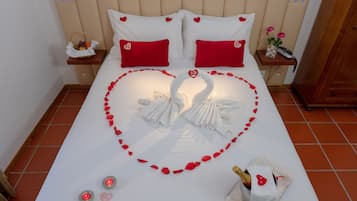 Romantic Double Room | Minibar, in-room safe, desk, soundproofing