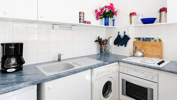 Kühlschrank, Mikrowelle, Ofen, Kochgeschirr/Geschirr/Besteck