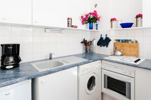 Køleskab, mikrobølgeovn, ovn, køkkentøj/tallerkener/redskaber