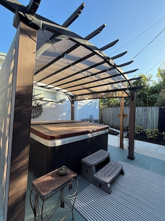 Outdoor dining. Spacious Apartment and HOT TUB in the heart of WIlton Manors