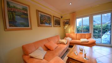 Fernseher, Bücher, Stereoanlage