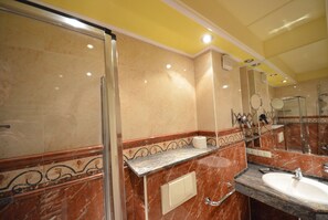 Badewanne, Haartrockner, Bidet, Handtücher