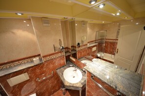 Baignoire, sèche-cheveux, bidet, serviettes fournies