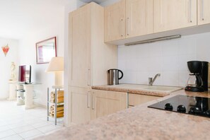 Kühlschrank, Mikrowelle, Ofen, Kochgeschirr/Geschirr/Besteck