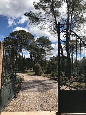 Property grounds - Idyllic Secluded Provençal Villa in Protected Park Land (Le Luc)