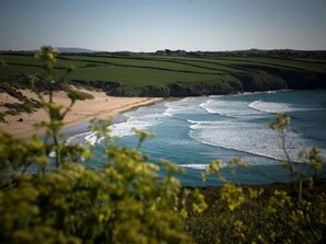 Beach nearby - Lighthouse cottage, Mawgan Porth, near the SW coastpath (Mawgan Porth)