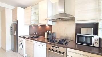 Coffee/tea maker, fridge, microwave, oven