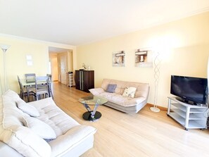 Living area - Viva Riviera Cosy and Large 2 Bedrooms with balcony (Cannes)