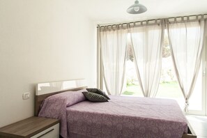 3 slaapkamers, een strijkplank/strijkijzer, gratis wifi, beddengoed