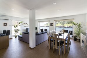 Full-sized fridge, microwave, oven, stovetop