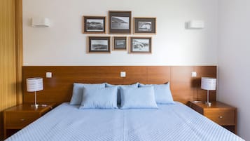 Kamer, 1 twee- of 2 eenpersoonsbedden (Fábrica da Baleia) | Bedden met traagschuimmatras, een minibar, individueel gedecoreerd