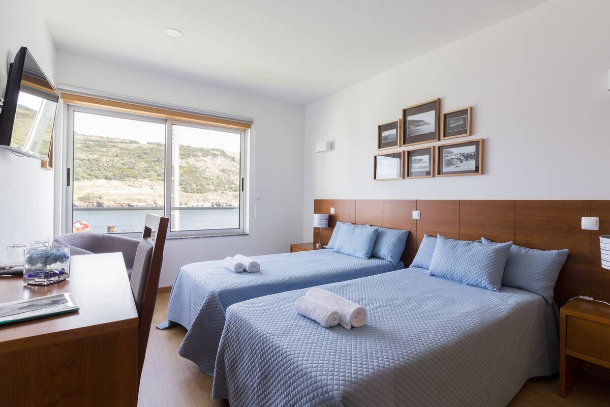 Colchones con efecto memoria, minibar y escritorio 