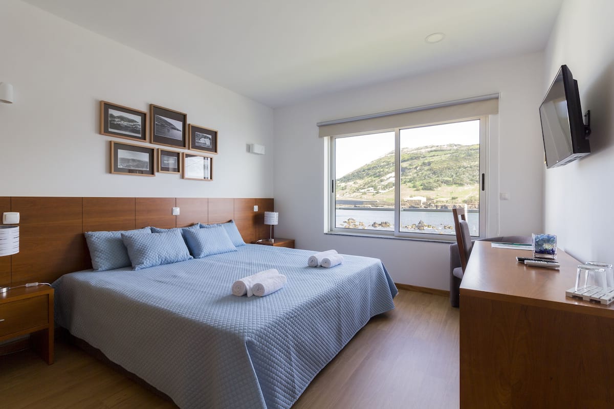 Colchones con efecto memoria, minibar y escritorio 