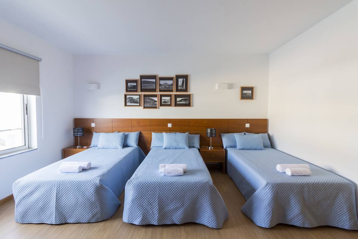 Colchones con efecto memoria, minibar y escritorio 