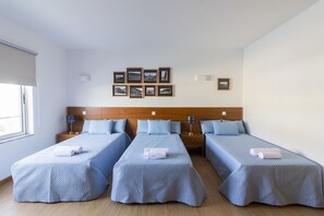 三人房 (Aquário Porto Pim) | 1 多间卧室、记忆海绵床垫、迷你吧、特色装修