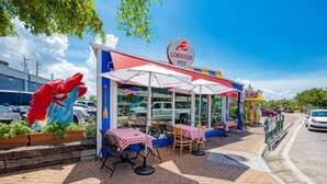 A lobster pot restaurant with outdoor seating and a large lobster sculpture. - 2 BR Condo-Short Walk to Siesta Beach/ One 25 lbs Dog Allowed (Siesta Key)