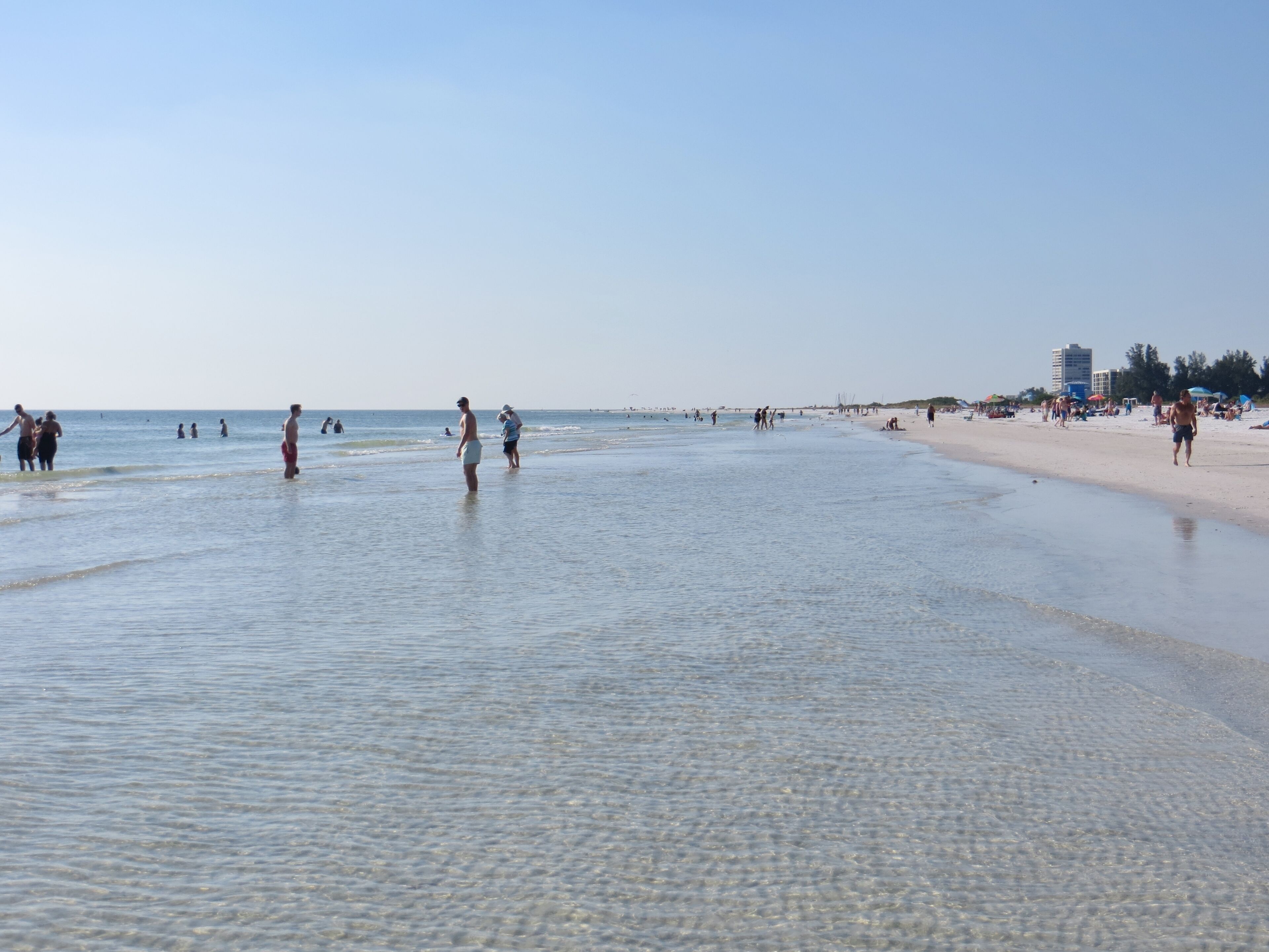 在海灘附近、躺椅、沙灘巾