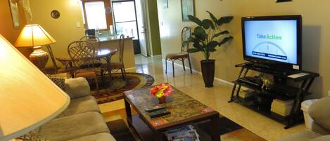 تلفزيون، ألعاب فيديو، مشغل دي في دي، كُتُب