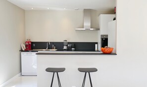 Fridge, oven, dishwasher, coffee/tea maker