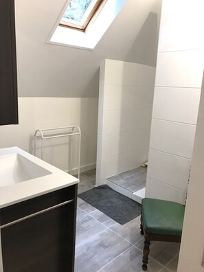 Dusche, Haartrockner, Handtücher