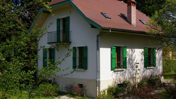 A two-story house with a red roof, green shutters, and a small balcony. - ST-JORIOZ, maison de famille, 500m du Lac, 10M de la piste cyclable, 10pers (Saint-Jorioz)