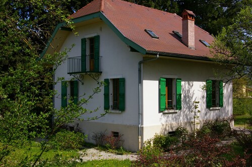 ST-JORIOZ, maison de famille, 500m du Lac, 10M de la piste cyclable, 10pers