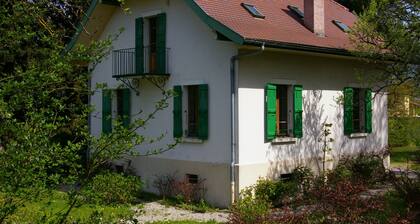ST-JORIOZ, maison de famille, 500m du Lac, 10M de la piste cyclable, 10pers