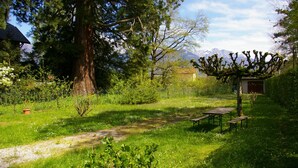 A garden with a large tree, a small shed, and a picnic table. - ST-JORIOZ, maison de famille, 500m du Lac, 10M de la piste cyclable, 10pers (Saint-Jorioz)