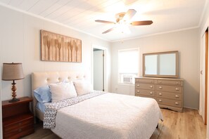 3 slaapkamers, een strijkplank/strijkijzer, gratis wifi, beddengoed