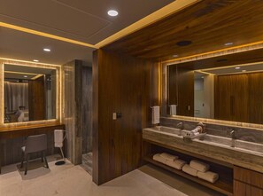 Combined shower/tub, hair dryer, towels