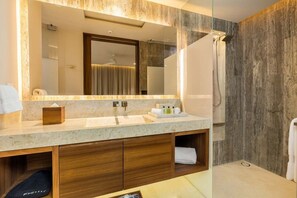 Ducha y bañera combinadas, secador de pelo y toallas