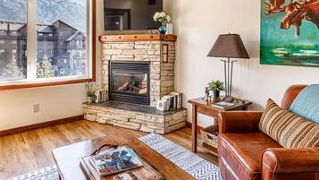 Smart-TV, peis og bøker