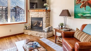 Smart-TV, Kamin, Bücher