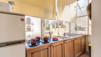 Réfrigérateur, micro-ondes, plaque de cuisson, cafetière/bouilloire