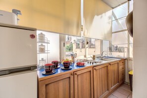 Fridge, microwave, stovetop, coffee/tea maker - COLOSSEUM a stone's throw from (Roma)