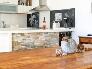 Kühlschrank, Herdplatte, Wasserkocher mit Kaffee-/Teezubehör