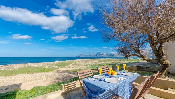 A table set for two with a view of the sea and mountains in the background. - YourHouse Solmarina Son Serra (Son Serra de Marina)