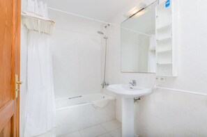 Een bad, een haardroger, handdoeken