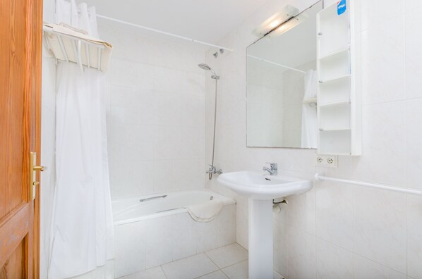 Baignoire, sèche-cheveux, serviettes fournies