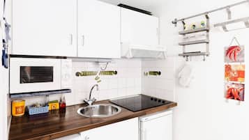 Fridge, microwave, dishwasher, cookware/dishes/utensils