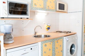 Kühlschrank, Mikrowelle, Ofen, Geschirrspüler