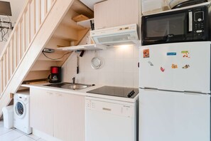 Een koelkast, een magnetron, een oven, een vaatwasser
