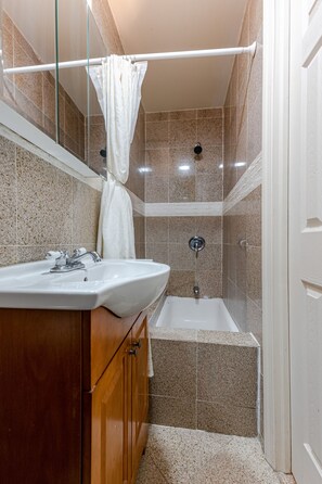 Kombinert dusj/badekar og håndklær