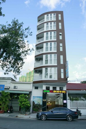 Vista frontal de la propiedad