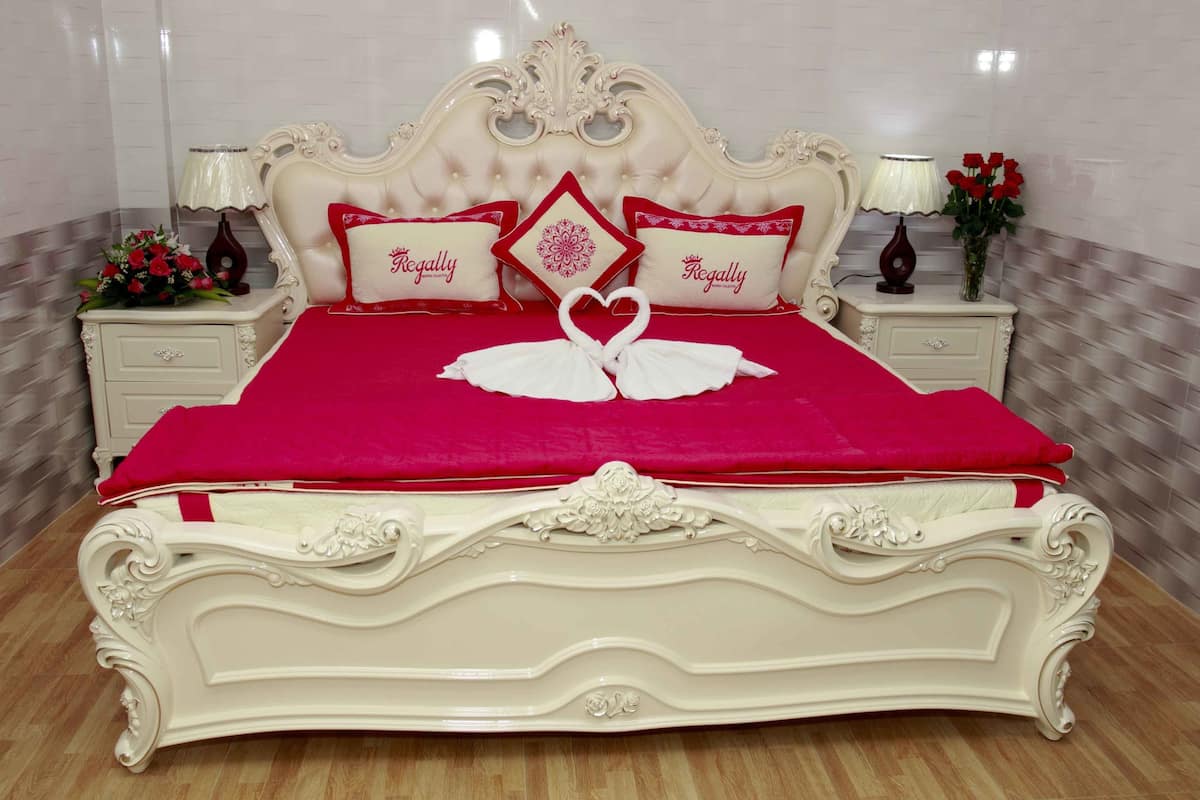 Desk, soundproofing, free WiFi, bed sheets