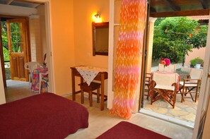 2 bedrooms, WiFi, bed sheets - Beach houses Yannis at Agios Gordios beach (Agios Gordios Korfu)