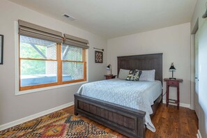 3 habitaciones, escritorio, tabla de planchar con plancha y wifi gratis 