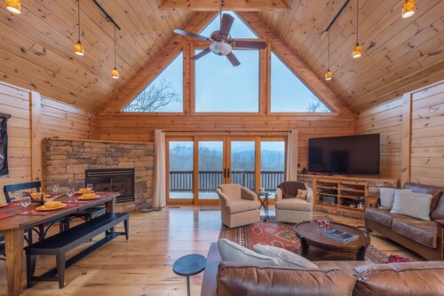 Sweetwood | Private Log Cabin with Majestic Mountain Views!