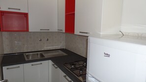 Fridge, coffee/tea maker