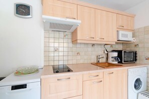 Refrigerador, microondas, lavavajillas, utensilios de cocina